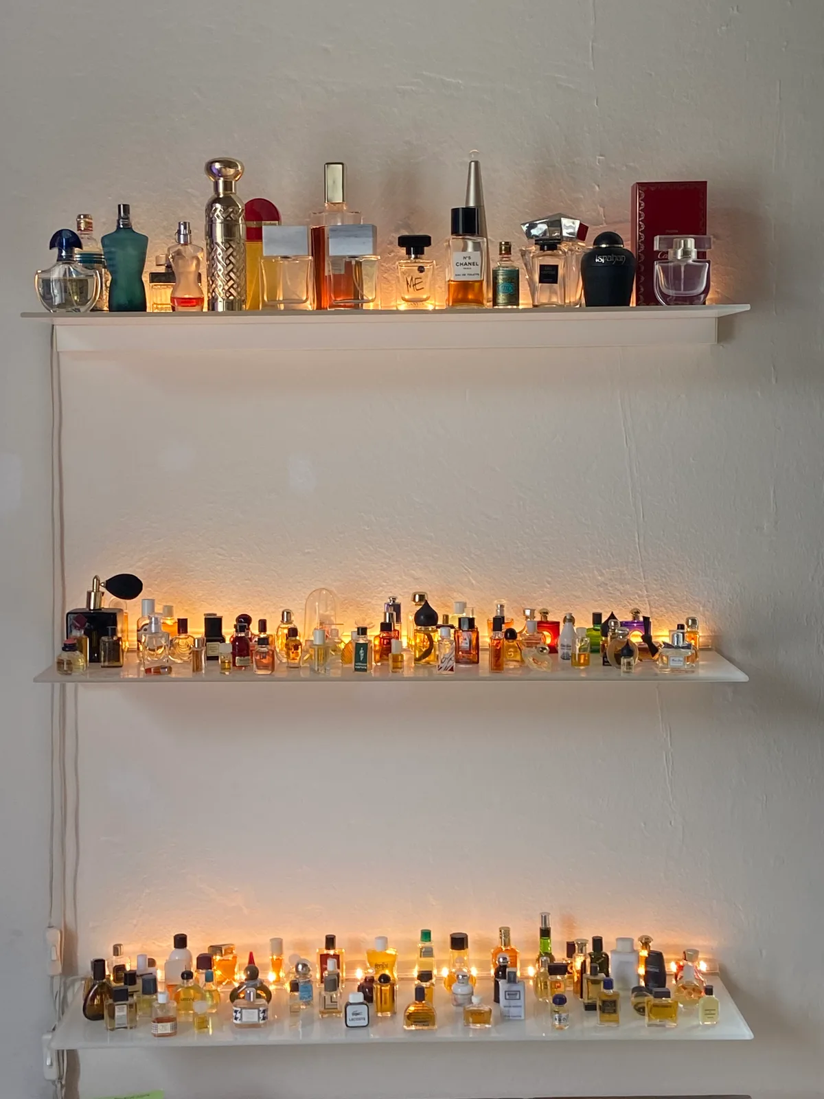 Die Pafumeurin kennt jeden der Düfte, die in kleinen Fläschchen in ihrem Atelier stehen. Sie muss nicht einmal an ihnen riechen, um zu wissen, welche es sind. Parfums stehen auf einem Regal.